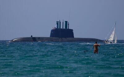 Illustration : Un sous-marin israélien navigue lors des célébrations du Yom HaAtsmaout marquant les 70 ans de la fondation de l'État en 1948, à Tel Aviv, le 19 avril 2018. (AP/Ariel Schalit)