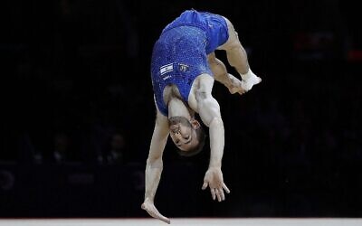 L'Israélien Artem Dolgopyat effectue un exercice au sol lors des finales de gymnastique artistique masculine des Championnats d'Europe à Glasgow, en Écosse, le 12 août 2018. (Crédit :  AP Photo/Darko Bandic)