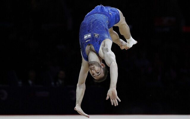 L'Israélien Artem Dolgopyat effectue un exercice au sol lors des finales de gymnastique artistique masculine des Championnats d'Europe à Glasgow, en Écosse, le 12 août 2018. (Crédit : AP Photo/Darko Bandic) L'Israélien Artem Dolgopyat effectue un exercice au sol lors des finales de gymnastique artistique masculine des Championnats d'Europe à Glasgow, en Écosse, le 12 août 2018. (Crédit : AP Photo/Darko Bandic)