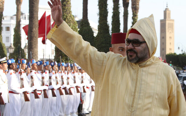 Le roi marocain Mohammed VI saluant la foule à son arrivée à la session d'ouverture du Parlement marocain, à Rabat, le 12 octobre 2018. (Crédit : AP Photo/Abdeljalil Bounhar) Le roi marocain Mohammed VI saluant la foule à son arrivée à la session d'ouverture du Parlement marocain, à Rabat, le 12 octobre 2018. (Crédit : AP Photo/Abdeljalil Bounhar)