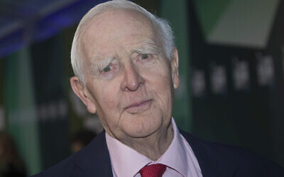 John le Carré pose pour une photographie à son arrivée à la première du film "La petite fille au tambour" au festival du film de Londres, le 14 octobre 2018. (Crédit : Vianney Le Caer/Invision/AP)