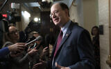 Le député démocrate de Californie, Brad Sherman, s'entretenant avec des journalistes dans un couloir au sous-sol du Capitole, à Washington, le 4 janvier 2019. (Crédit : AP Photo/J. Scott Applewhite)