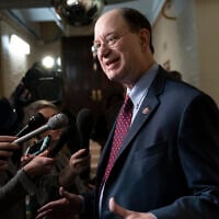 Le député démocrate de Californie, Brad Sherman, s'entretenant avec des journalistes dans un couloir au sous-sol du Capitole, à Washington, le 4 janvier 2019. (Crédit : AP Photo/J. Scott Applewhite)