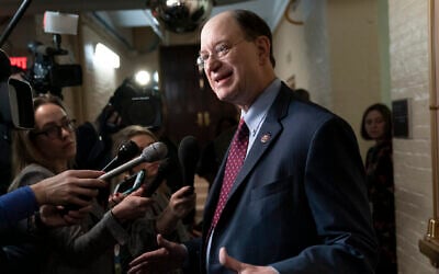 Le député démocrate de Californie, Brad Sherman, s'entretenant avec des journalistes dans un couloir au sous-sol du Capitole, à Washington, le 4 janvier 2019. (Crédit : AP Photo/J. Scott Applewhite)