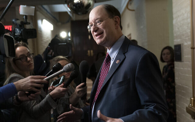 Le député démocrate de Californie, Brad Sherman, s'entretenant avec des journalistes dans un couloir au sous-sol du Capitole, à Washington, le 4 janvier 2019. (Crédit : AP Photo/J. Scott Applewhite) Le député démocrate de Californie, Brad Sherman, s'entretenant avec des journalistes dans un couloir au sous-sol du Capitole, à Washington, le 4 janvier 2019. (Crédit : AP Photo/J. Scott Applewhite)