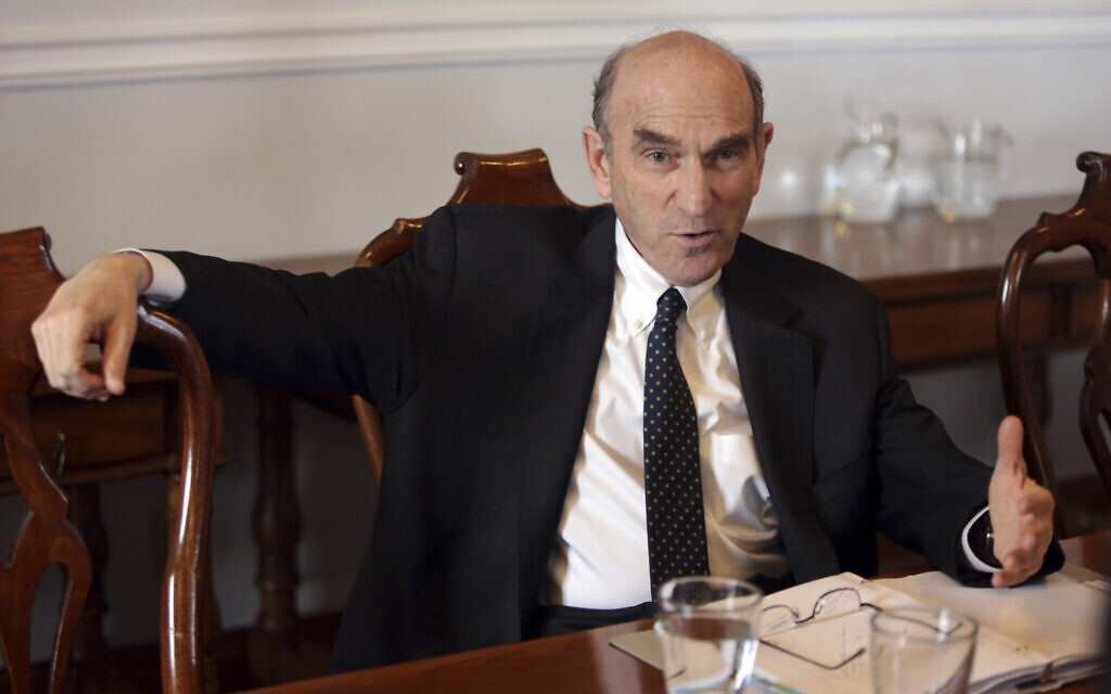 Elliot Abrams, l'envoyé spécial des États-Unis pour l'Iran et le Venezuela, s'adresse aux journalistes à l'ambassade des États-Unis à Lisbonne, le 9 avril 2019. (AP/Armando Franca) Elliot Abrams, l'envoyé spécial des États-Unis pour l'Iran et le Venezuela, s'adresse aux journalistes à l'ambassade des États-Unis à Lisbonne, le 9 avril 2019. (AP/Armando Franca)