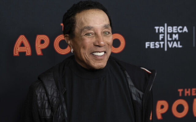 Smokey Robinson assiste à la projection de "The Apollo" lors du Festival du film de Tribeca 2019 au cinéma Apollo le mercredi 24 avril 2019 à New York. (Crédit : Charles Sykes/Invision/AP) Smokey Robinson assiste à la projection de "The Apollo" lors du Festival du film de Tribeca 2019 au cinéma Apollo le mercredi 24 avril 2019 à New York. (Crédit : Charles Sykes/Invision/AP)