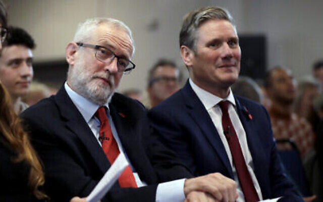 Jeremy Corbyn, à gauche, est assis en attendant de parler à côté de Keir Starmer lors de leur événement de campagne électorale sur le Brexit à Harlow, en Angleterre, le 5 novembre 2019. (Crédit : Matt Dunham/AP) Jeremy Corbyn, à gauche, est assis en attendant de parler à côté de Keir Starmer lors de leur événement de campagne électorale sur le Brexit à Harlow, en Angleterre, le 5 novembre 2019. (Crédit : Matt Dunham/AP)
