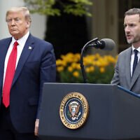 Le président américain Donald Trump écoute Adam Boehler, PDG de l'US International Development Finance Corporation, parler du coronavirus dans la roseraie de la Maison Blanche, mardi 14 avril 2020, à Washington. (Crédit : Alex Brandon/AP)