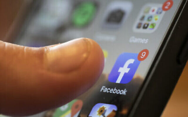 Un iPhone affiche l'application Facebook, le 11 août 2019. (AP Photo/Jenny Kane)