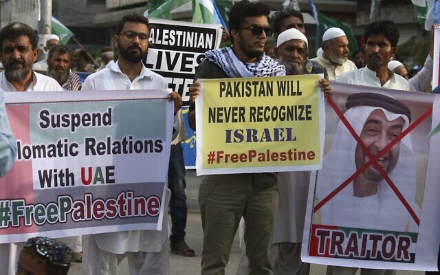 Illustration : Des partisans du parti religieux pakistanais Jamaat-e-Islami, participent à un rassemblement pour dénoncer l'accord entre les Émirats arabes unis et Israël visant à établir des relations diplomatiques complètes entre les deux pays, à Karachi, au Pakistan, le dimanche 16 août 2020. (AP Photo/Fareed Khan)