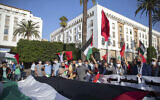 Des manifestants dénonçant la normalisation des liens du Maroc avec Israël brandissent le drapeau palestinien à Rabat, au Maroc, le 18 septembre 2020. (Crédit : AP Photo/Mosaab Elshamy)