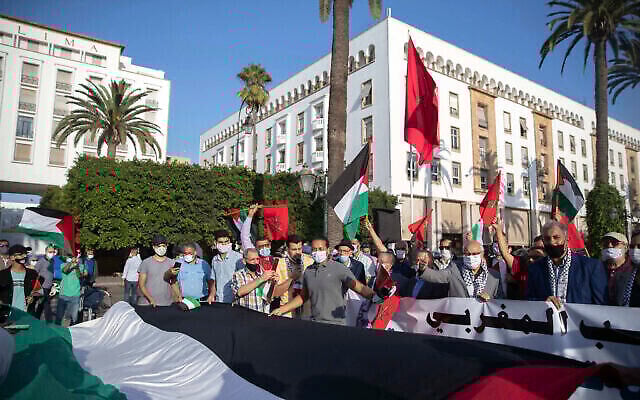 Des manifestants dénonçant la normalisation des liens du Maroc avec Israël brandissent le drapeau palestinien à Rabat, au Maroc, le 18 septembre 2020. (Crédit : AP Photo/Mosaab Elshamy) Des manifestants dénonçant la normalisation des liens du Maroc avec Israël brandissent le drapeau palestinien à Rabat, au Maroc, le 18 septembre 2020. (Crédit : AP Photo/Mosaab Elshamy)