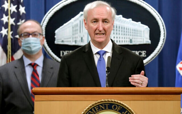 Le procureur général adjoint Jeffrey A. Rosen tient une conférence de presse pour annoncer les résultats de la résolution globale des enquêtes criminelles et civiles avec un fabricant d'opioïdes au ministère de la Justice à Washington, le 21 octobre 2020. (Crédit
: Yuri Gripas/Pool via AP) Le procureur général adjoint Jeffrey A. Rosen tient une conférence de presse pour annoncer les résultats de la résolution globale des enquêtes criminelles et civiles avec un fabricant d'opioïdes au ministère de la Justice à Washington, le 21 octobre 2020. (Crédit
: Yuri Gripas/Pool via AP)