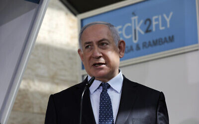Le Premier ministre Benjamin Netanyahu visite un nouveau centre de dépistage du coronavirus à l'aéroport international Ben Gurion, près de Tel Aviv, le 9 novembre 2020. (Ohad Zwigenberg/Pool via AP)