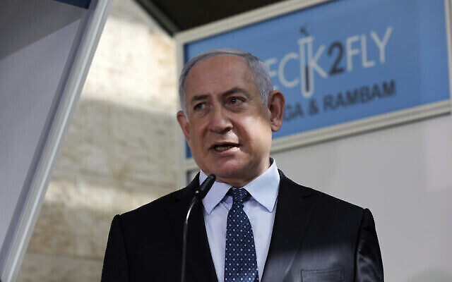 Le Premier ministre Benjamin Netanyahu visite un nouveau centre de dépistage du coronavirus à l'aéroport international Ben Gurion, près de Tel Aviv, le 9 novembre 2020. (Ohad Zwigenberg/Pool via AP) Le Premier ministre Benjamin Netanyahu visite un nouveau centre de dépistage du coronavirus à l'aéroport international Ben Gurion, près de Tel Aviv, le 9 novembre 2020. (Ohad Zwigenberg/Pool via AP)