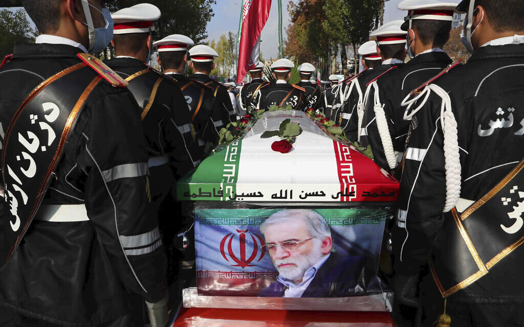 Des militaires se tiennent près du cercueil de Mohsen Fakhrizadeh recouvert du drapeau iranien, un scientifique nucléaire qui a été tué vendredi, lors d'une cérémonie funéraire à Téhéran, en Iran, le 30 novembre 2020. (Crédit : Ministère de la Défense iranien via l'AP) Des militaires se tiennent près du cercueil de Mohsen Fakhrizadeh recouvert du drapeau iranien, un scientifique nucléaire qui a été tué vendredi, lors d'une cérémonie funéraire à Téhéran, en Iran, le 30 novembre 2020. (Crédit : Ministère de la Défense iranien via l'AP)