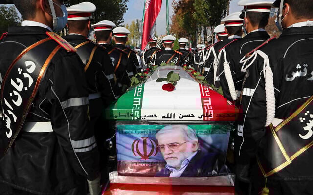 Des militaires se tiennent près du cercueil de Mohsen Fakhrizadeh recouvert du drapeau iranien, un scientifique nucléaire qui a été tué vendredi, lors d'une cérémonie funéraire à Téhéran, en Iran, le 30 novembre 2020. (Crédit : Ministère de la Défense iranien via l'AP) Des militaires se tiennent près du cercueil de Mohsen Fakhrizadeh recouvert du drapeau iranien, un scientifique nucléaire qui a été tué vendredi, lors d'une cérémonie funéraire à Téhéran, en Iran, le 30 novembre 2020. (Crédit : Ministère de la Défense iranien via l'AP)