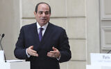 Le président égyptien Abdel-Fattah el-Sissi pendant une conférence de presse à l'Elysée, à Paris, le 7 décembre 2020. (Crédit : Michel Euler/AP)