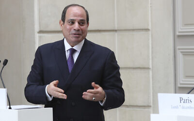 Le président égyptien Abdel-Fattah el-Sissi pendant une conférence de presse à l'Elysée, à Paris, le 7 décembre 2020. (Crédit : Michel Euler/AP)