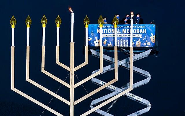Le secrétaire américain de l'Intérieur David Bernhardt, au centre, et à sa gauche le rabbin Abraham Shemtov et le rabbin Levi Shemtov, allument la menorah nationale de Hanoukka sur l'Ellipse, le 10 décembre 2020 à Washington. (Photo AP / Manuel Balce Ceneta) Le secrétaire américain de l'Intérieur David Bernhardt, au centre, et à sa gauche le rabbin Abraham Shemtov et le rabbin Levi Shemtov, allument la menorah nationale de Hanoukka sur l'Ellipse, le 10 décembre 2020 à Washington. (Photo AP / Manuel Balce Ceneta)