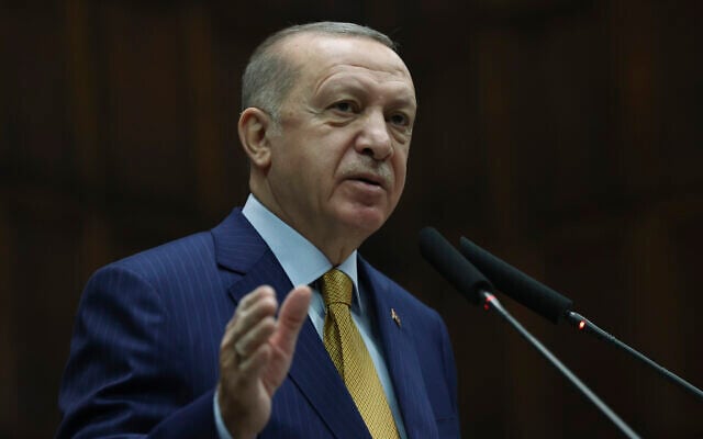 Le président turc Recep Tayyip Erdogan s'exprime devant les députés de son parti à Ankara, en Turquie, le 23 décembre 2020. (Crédit : Présidence turque via l'AP, Pool) Le président turc Recep Tayyip Erdogan s'exprime devant les députés de son parti à Ankara, en Turquie, le 23 décembre 2020. (Crédit : Présidence turque via l'AP, Pool)