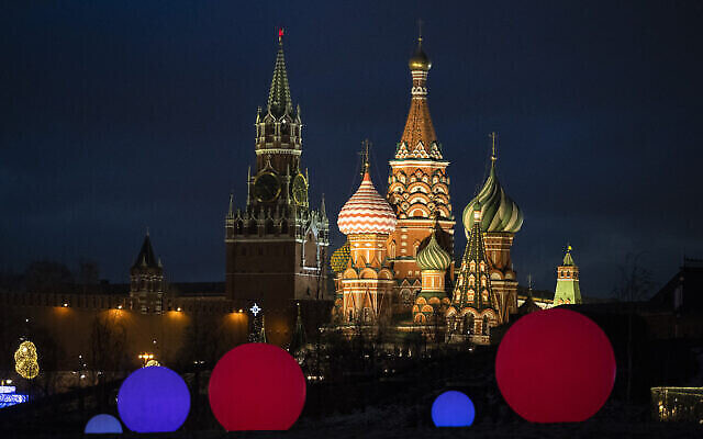 La cathédrale Saint-Basile, à droite, et la tour Spasskaya du Kremlin sont éclairées derrières les boules lumineuses installées pour la célébration du Nouvel An et de Noël dans le parc Zaryadye à Moscou, Russie, le 23 décembre 2020. (Crédit : Pavel Golovkin / AP) La cathédrale Saint-Basile, à droite, et la tour Spasskaya du Kremlin sont éclairées derrières les boules lumineuses installées pour la célébration du Nouvel An et de Noël dans le parc Zaryadye à Moscou, Russie, le 23 décembre 2020. (Crédit : Pavel Golovkin / AP)