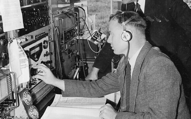 Des ingénieurs écoutent les signaux radio émis par le satellite soviétique Spoutnik alors qu'il fait le tour de la Terre, à la station de mesure et de réception de la British Broadcasting Corporation à Tatsfield, Kent, le 7 octobre 1957. (Photo AP)