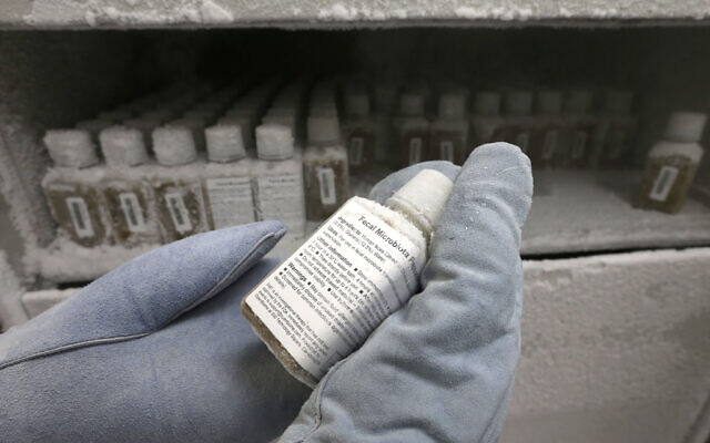 Une fiole contenant une solution à base de matière fécale humaine, gelée à moins 80 degrés, dans un laboratoire OpenBiome laboratory, in Medford, dans le Massachussets, le 14 juin 2019. (Crédit : AP Photo/Steven Senne) Une fiole contenant une solution à base de matière fécale humaine, gelée à moins 80 degrés, dans un laboratoire OpenBiome laboratory, in Medford, dans le Massachussets, le 14 juin 2019. (Crédit : AP Photo/Steven Senne)
