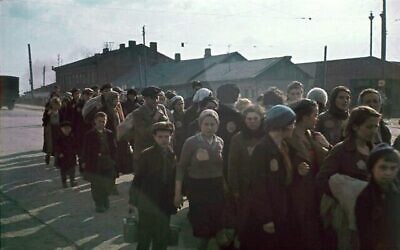 Un groupe de femmes et d'enfants juifs marchant dans les rues de Minsk, 1941. (Bundesarchiv Bild)