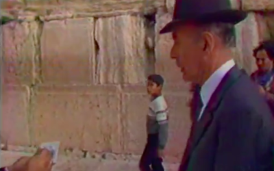 L’ancien président français Valéry Giscard d'Estaing en visite privée au mur Occidental à Jérusalem, en Israël, en janvier 1984. (Crédit : Antenne 2 / INA.fr)
