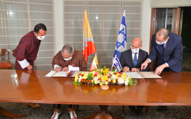 La signature de l'accord avec le royaume du Bhoutan s'est déroulée à la résidence de l'ambassadeur d'Israël en Inde, Ron Malka avec son homologue bhoutanais (Crédit : Ron laka/Twitter)