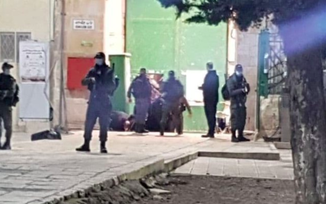 Attaque terroriste au couteau dans la Vieille Ville de Jérusalem, le lundi 21 décembre 2020. (Crédit : Capture d’écran Twitter)