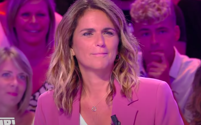 Valérie Benaïm, dans l’émission « Touche pas à mon poste », en juillet 2020. (Crédit : Capture d’écran YouTube / Touche pas à mon poste / C8)
