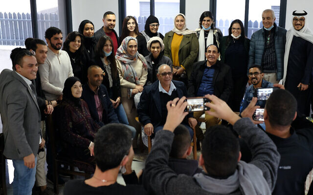 Les participants d'une délégation du Bahreïn et des Émirats arabes unis posent pour une photo avec les habitants de la ville bédouine de Zarzir lors d'une visite en Israël, le 16 décembre 2020. (Judah Ari Gross/Times of Israel)
