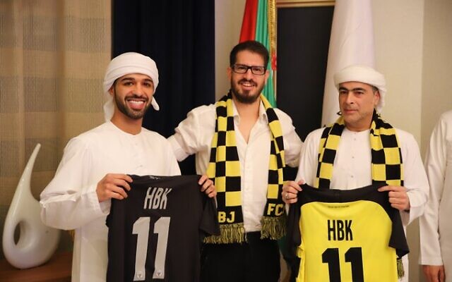 Le propriétaire du Beitar Jerusalem, Moshe Hogeg (au centre), avec un membre de la famille royale des Émirats arabes unis, Sheikh Hamad bin Khalifa Al Nahyan (à droite), qui a acheté la moitié de l'équipe, et son fils le Sheikh Mohammed (à gauche). (Beitar Jerusalem) Le propriétaire du Beitar Jerusalem, Moshe Hogeg (au centre), avec un membre de la famille royale des Émirats arabes unis, Sheikh Hamad bin Khalifa Al Nahyan (à droite), qui a acheté la moitié de l'équipe, et son fils le Sheikh Mohammed (à gauche). (Beitar Jerusalem)