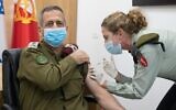 Le chef de l'état-major général de l'armée israélienne, Aviv Kohavi, est vacciné contre la COVID-19, le 20 décembre 2020. (Armée israélienne via Twitter)