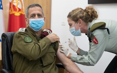 Le chef de l'état-major général de l'armée israélienne, Aviv Kohavi, est vacciné contre la COVID-19, le 20 décembre 2020. (Armée israélienne via Twitter)