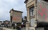 Le cimetière municipal de Fontainebleau (Seine-et-Marne), le 28 décembre 2020, où des tombes ont été profanées par des croix gammées. (Crédit : Frédéric Valletoux / Twitter)