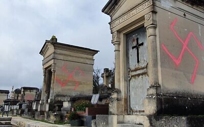Le cimetière municipal de Fontainebleau (Seine-et-Marne), le 28 décembre 2020, où des tombes ont été profanées par des croix gammées. (Crédit : Frédéric Valletoux / Twitter)