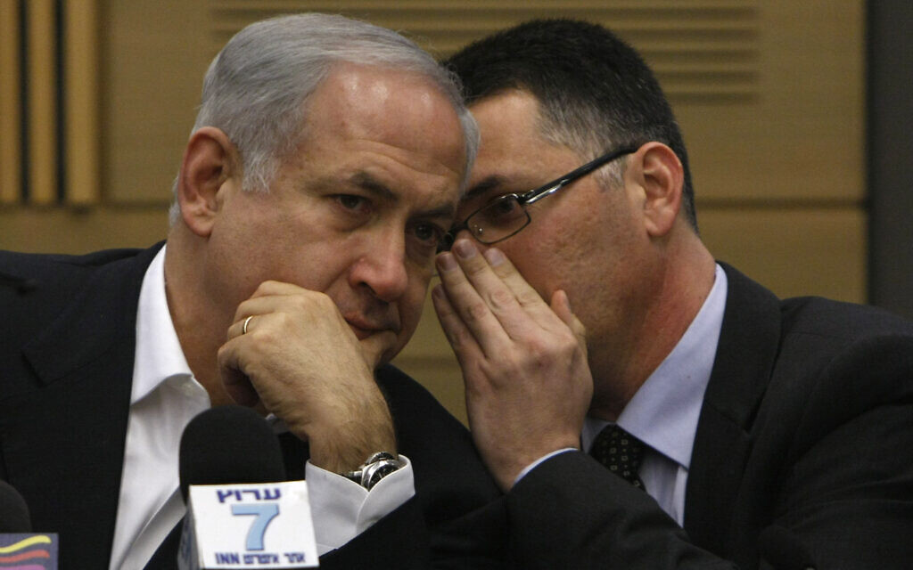 Le Premier ministre Benjamin Netanyahu s'entretient avec Gideon Saar lors d'une réunion du parti du Likud à la Knesset, le 2 mars 2009. (Miriam Alster / FLASH90) Le Premier ministre Benjamin Netanyahu s'entretient avec Gideon Saar lors d'une réunion du parti du Likud à la Knesset, le 2 mars 2009. (Miriam Alster / FLASH90)