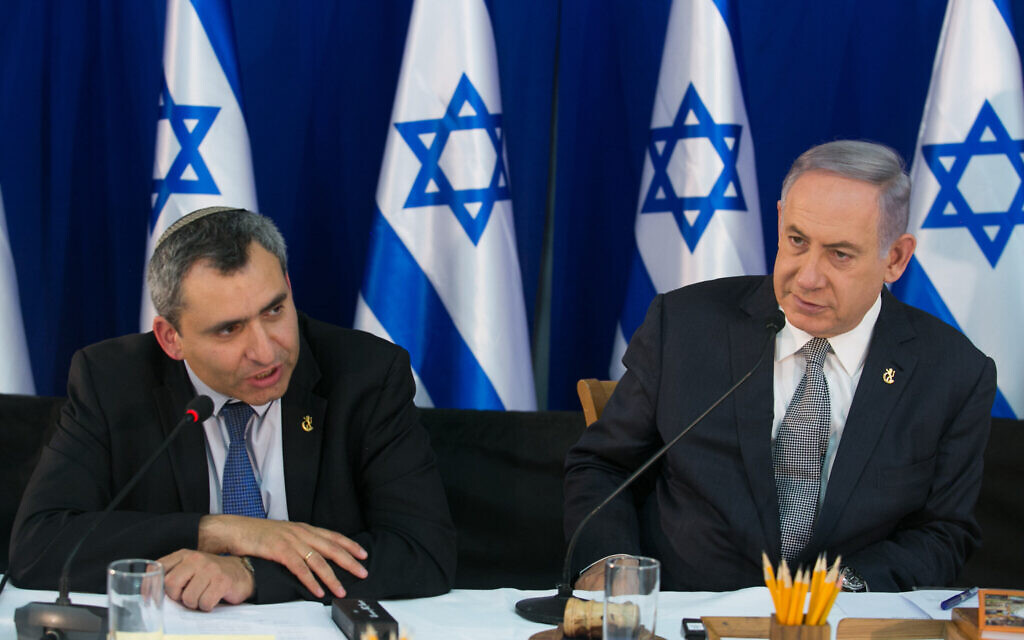 Le Premier ministre Benjamin Netanyahu (à droite) s'entretient avec le ministre de l'époque, Zeev Elkin, lors d'une réunion spéciale du cabinet pour la Journée de Jérusalem à la source Ein Lavan à Jérusalem, le 2 juin 2016. (Marc Israel Sellem/Pool)