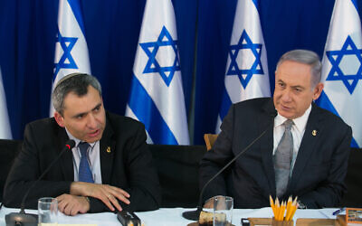 Le Premier ministre Benjamin Netanyahu (à droite) s'entretient avec le ministre de l'époque, Zeev Elkin, lors d'une réunion spéciale du cabinet pour la Journée de Jérusalem à la source Ein Lavan à Jérusalem, le 2 juin 2016. (Marc Israel Sellem/Pool)