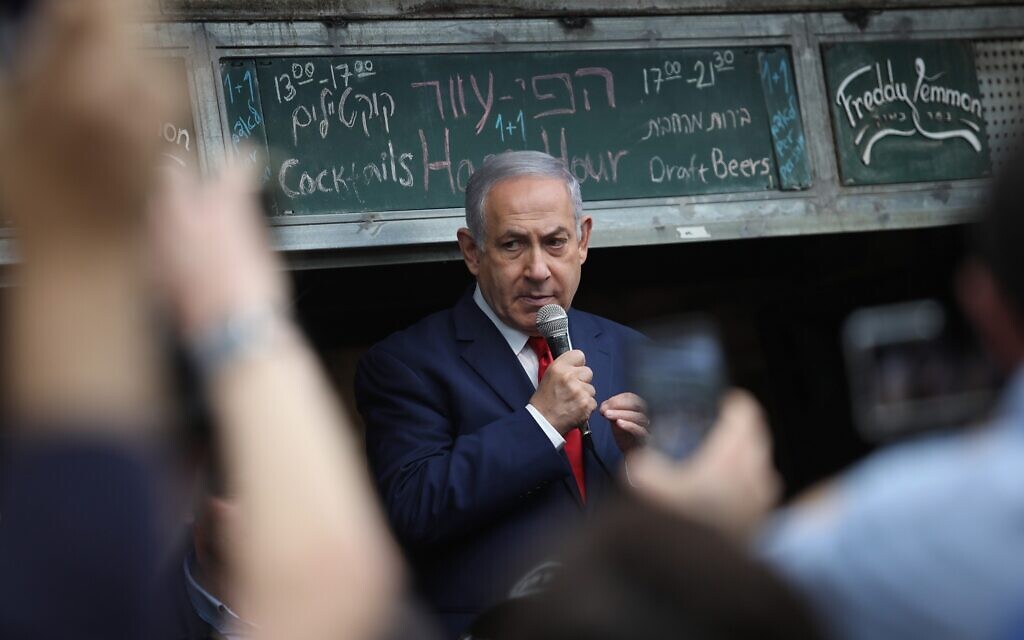 Le Premier ministre Benjamin Netanyahu vu lors d'une tournée de campagne électorale au marché Mahane Yehuda à Jérusalem, le 8 avril 2019. (Hadas Parush/Flash90) Le Premier ministre Benjamin Netanyahu vu lors d'une tournée de campagne électorale au marché Mahane Yehuda à Jérusalem, le 8 avril 2019. (Hadas Parush/Flash90)