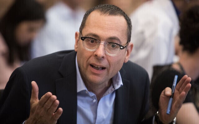 Le député Zvi Hauser lors d'une réunion de la commission de la Knesset le 20 mai 2019. (Crédit : Hadas Parush/Flash90) Le député Zvi Hauser lors d'une réunion de la commission de la Knesset le 20 mai 2019. (Crédit : Hadas Parush/Flash90)