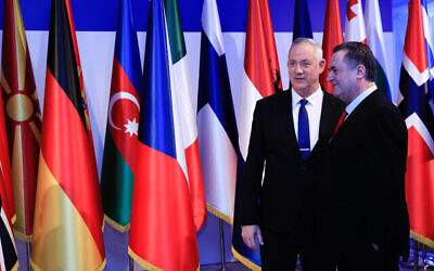 Le chef de Kakhol Lavan Benny Gantz, à gauche, avec Israël Katz, à l’époque ministre des Affaires étrangères, à la résidence du président à Jérusalem, le 22 janvier 2020. (Crédit : Olivier Fitoussi / Flash90)
