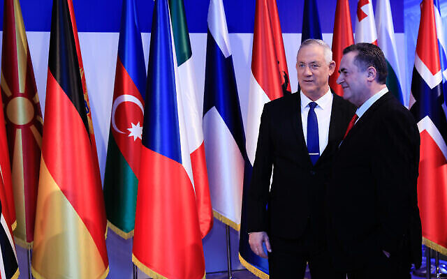 Le chef de Kakhol Lavan Benny Gantz, à gauche, avec Israël Katz, à l’époque ministre des Affaires étrangères, à la résidence du président à Jérusalem, le 22 janvier 2020. (Crédit : Olivier Fitoussi / Flash90) Le chef de Kakhol Lavan Benny Gantz, à gauche, avec Israël Katz, à l’époque ministre des Affaires étrangères, à la résidence du président à Jérusalem, le 22 janvier 2020. (Crédit : Olivier Fitoussi / Flash90)
