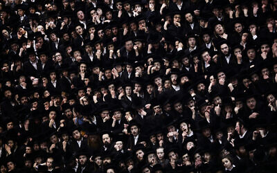 Illustration : Des hommes juifs ultra-orthodoxes lors d'un événement à Jérusalem, le 10 février 2020. (Aharon Krohn/Flash90)