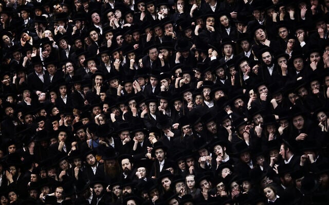 Illustration : Des hommes juifs ultra-orthodoxes lors d'un événement à Jérusalem, le 10 février 2020. (Aharon Krohn/Flash90) Illustration : Des hommes juifs ultra-orthodoxes lors d'un événement à Jérusalem, le 10 février 2020. (Aharon Krohn/Flash90)