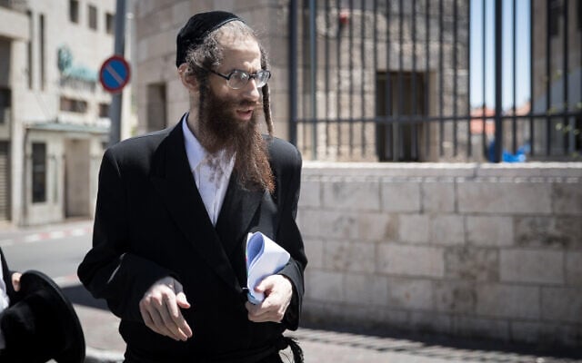 Elazar Rompler, de la communauté hassidique de Lev Tahor, arrive au tribunal de district de Jérusalem pour une audience, le 26 mai 2020. (Yonatan Sindel/Flash90) Elazar Rompler, de la communauté hassidique de Lev Tahor, arrive au tribunal de district de Jérusalem pour une audience, le 26 mai 2020. (Yonatan Sindel/Flash90)